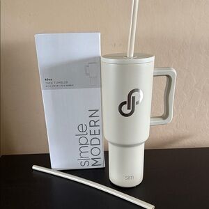 Simple Modern Poshmark Logo Cream Tumbler with 2 Straws 40 oz NEW